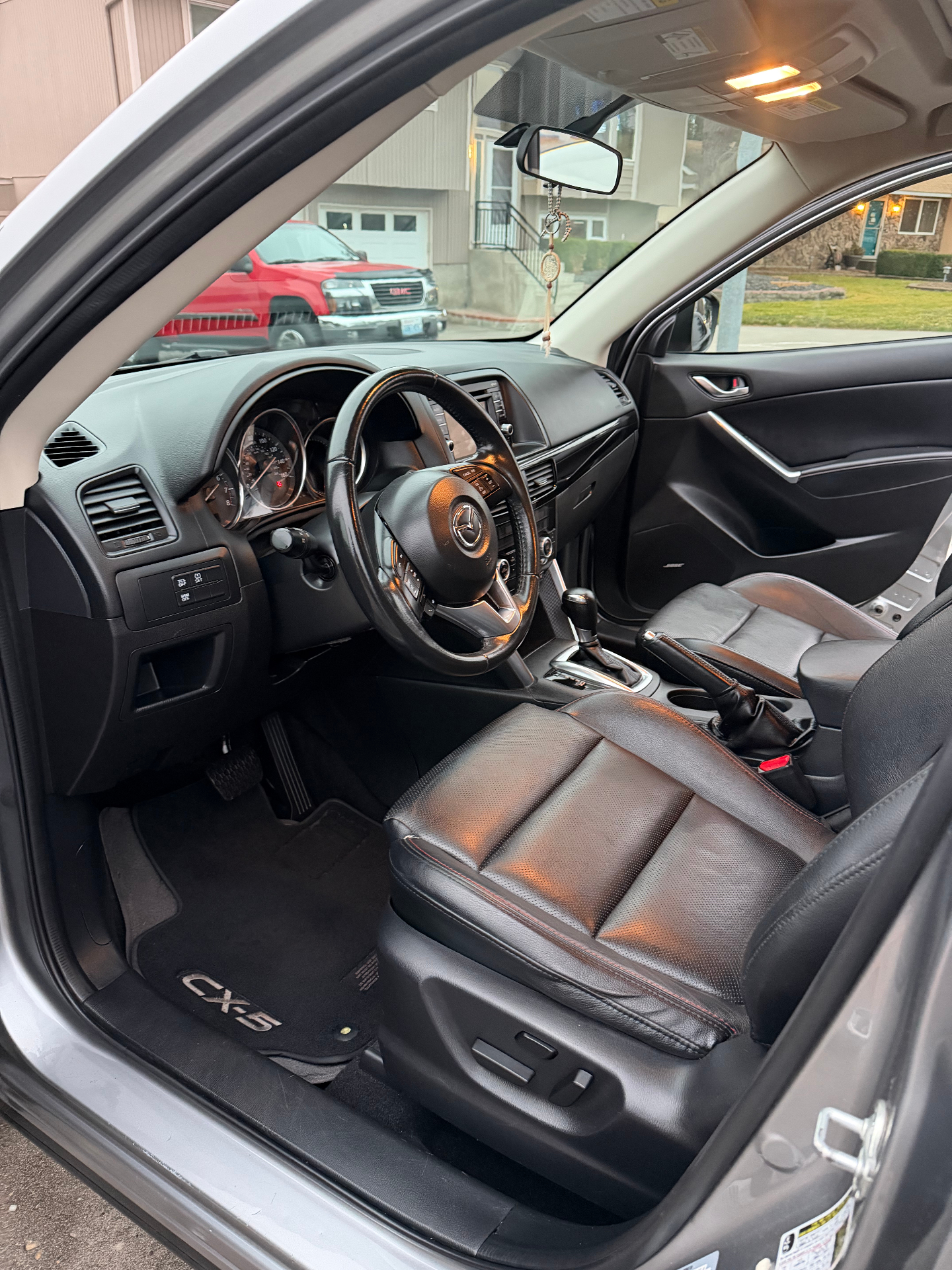 Mazda CX-5 interior detailing results Kennewick WA - clean leather seats and dashboard by Colombian Car Detailing